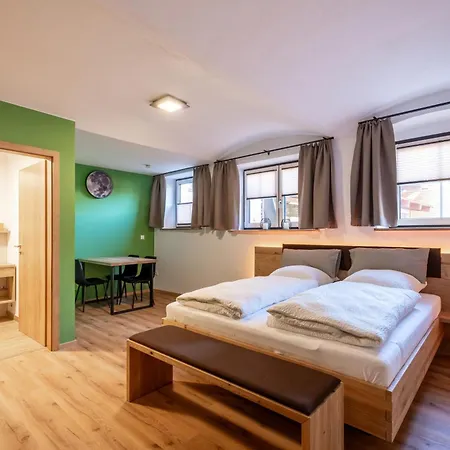 8rooms - Altstadthotel 티르셴로이트