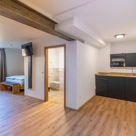 8rooms - Altstadthotel 게스트하우스 티르셴로이트